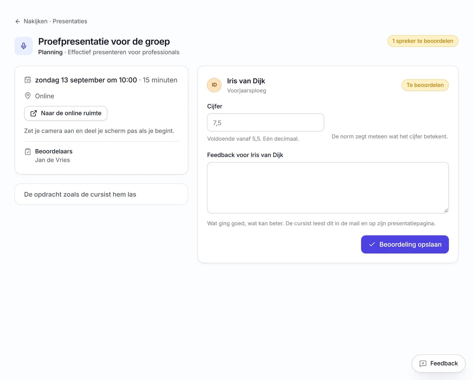 Het beoordeelvel van één presentatiemoment. Links wanneer het was, dat het online was met een knop naar de online ruimte, de aantekening voor de deelnemers en wie beoordeelt. Rechts de spreker met het label Te beoordelen, een cijferveld met de norm eronder, een feedbackveld en de knop Beoordeling opslaan.
